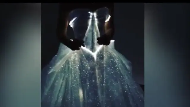 Heboh, Gaun Menyala dalam Gelap di Red Carpet Met Gala