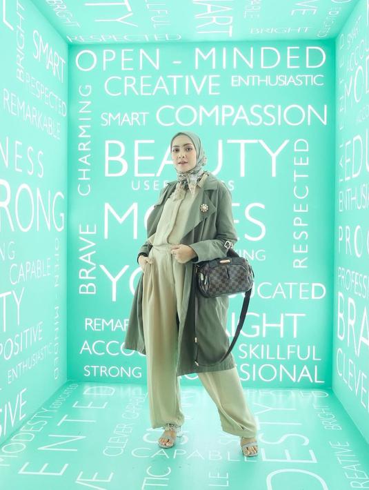 Selain Jas, Richa Iskak memang kerap mengenakan outer saat berada di luar rumah. Mulai dari blazer hingga coat terkadang jadi pilihan Richa saat mengenakan pakaian berlapis. Penampilannya banjir pujian makin anggun. (Liputan6.com/IG/@richaiskak).