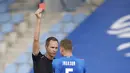 Pemain Islandia, Sverrir Ingason, mendapat kartu merah saat melawan Inggris pada laga UEFA Nations League di Stadion Laugardalsvollur, Minggu (6/9/2020). Inggris menang tipis dengan skor 1-0. (AP/Brynjar Gunnarson)
