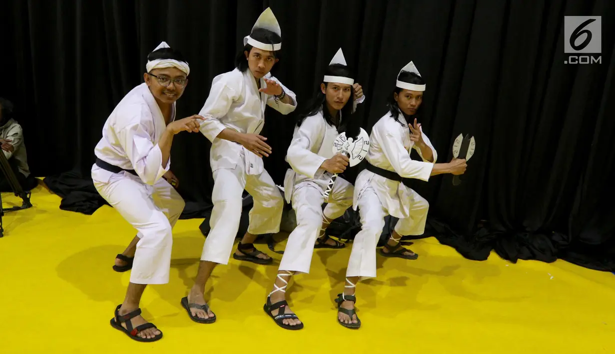 Empat orang yang berkostum Pendekar Wirosableng 212 beraksi ketika difoto pada acara  Festival Popcon Asia 2017 di JCC, Jakarta, Minggu (6/8). (Liputan6.com/Fery Pradolo)
