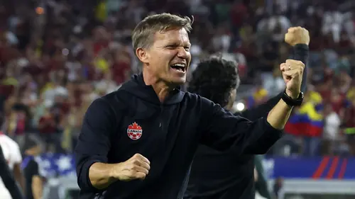 Pelatih Kanada, Jesse Marsch merayakan kemanangan timnya atas Venezuela pada laga perempat final Copa America 2024 di AT&T Stadium, Arlington, Texas, Sabtu (06/07/2024) WIB. (AP Photo/Richard Rodriguez)