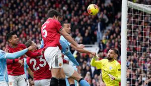 Bek Manchester United Harry Maguire menanduk bola ke gawang Manchester City pada laga Liga Inggris 2025/2026 di Old Trafford, Sabtu (17/1/2026). (AP Photo/Dave Thompson)