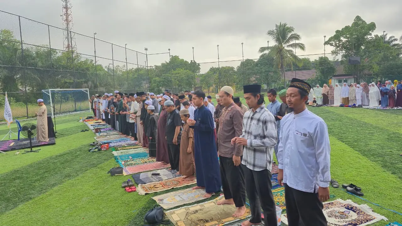 Jemaah Asy-Syifa Palangka Raya Salat Idulftri di Lapangan Twins Mini Soccer, Palangka Raya, Kalimantan Tengah