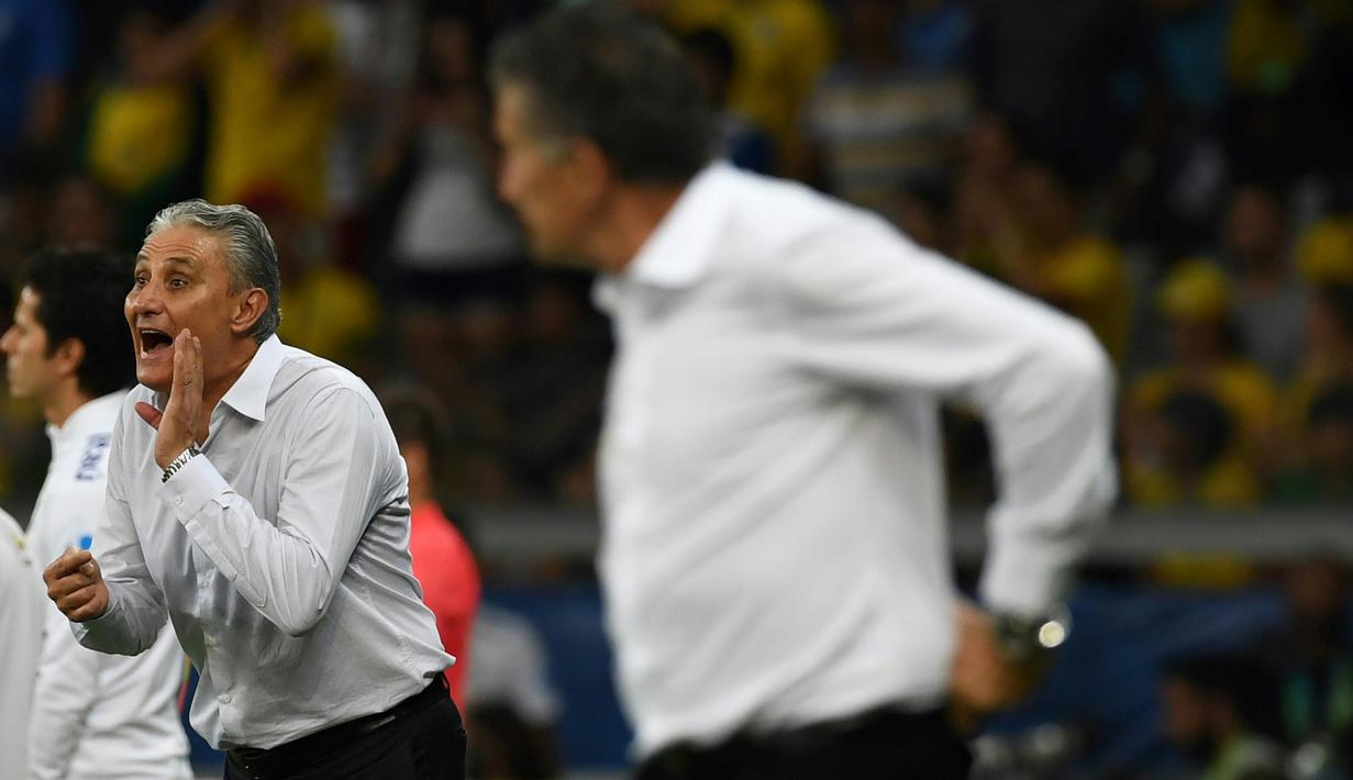 Gaya pelatih Brasil, Tite (kiri) memberikan arahan kepada anak asuhnya saat melawan Argentina  pada laga Kualifikasi Piala Dunia 2018 zona Amerika Selatan di Stadion Governador Magalhaes Pinto, Belo Horizonte, Kamis (10/11/2016). (AFP/Vandelei Almeida)