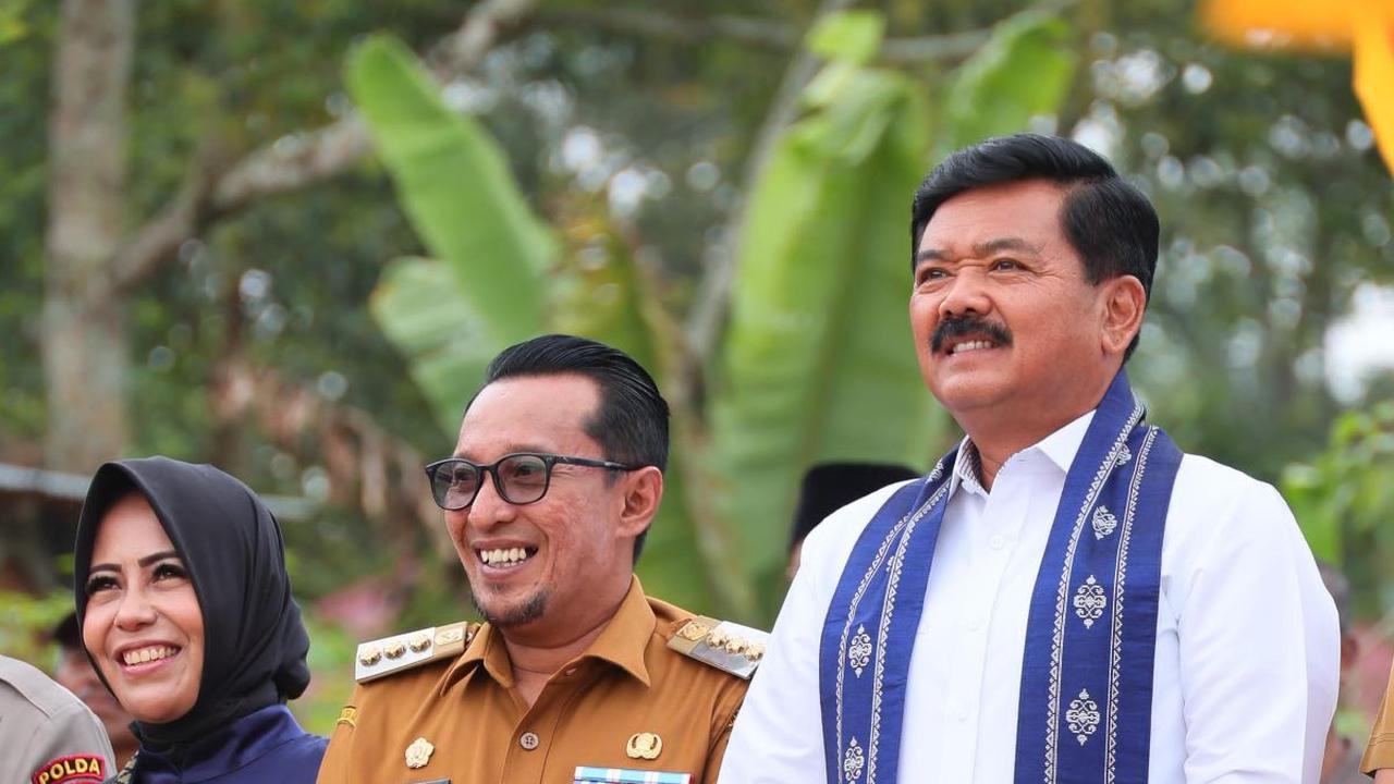 Pertama dalam Sejarah Indonesia, Menteri Hadi Tjahjanto Serahkan Sertifikat HPL Tanah Ulayat di Sumatera Barat