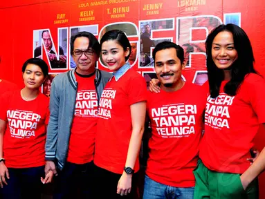 Sutradara bersama para pemain film Negeri Tanpa Telinga saat Press Screaning di Djakarta Theater, Kamis (7/8/14). (Liputan6.com/Andrian M Tunay)