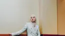 Dinda Hauw tampak elegan dengan padu padan blazer warna biru pastel dengan rok putih dan hijab warna krem. [Instagram/dindahw]