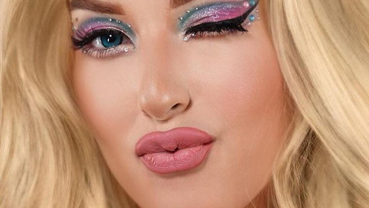 Pada bagian mata, keduanya sama-sama mengenakan hiasan yang cukup berat. Polesan ini memang sengaja dibuat mengikuti gaya Barbie.
