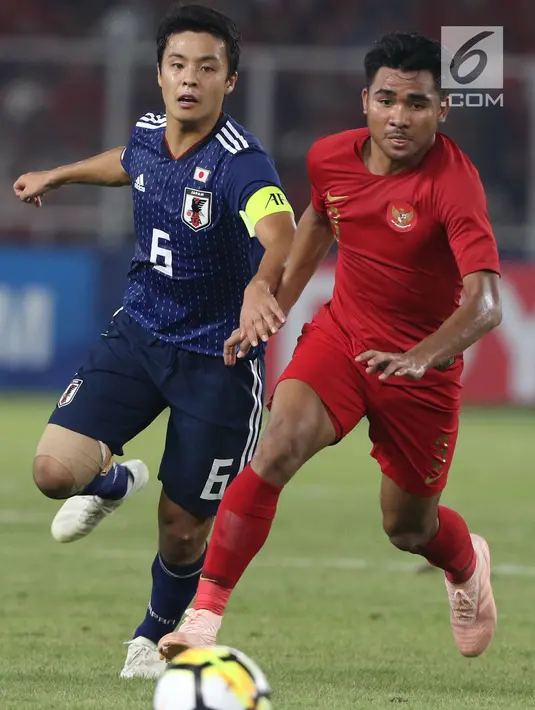Bek Timnas Indonesia U-19, Asnawi Mangkualam (kanan) berebut bola dengan pemain Jepang, Saito Mitsuki pada perempat final Piala AFC U-19 2018 di Stadion GBK, Jakarta, Minggu (28/10). Indonesia kalah 0-2. (Liputan6.com/Helmi Fithriansyah)