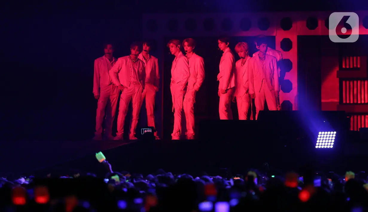Grup idola K-Pop NCT 127 tampil dalam tur konser dunia kedua bertajuk "NEO City: Jakarta - THE LINK" di ICE BSD City, Tangerang, Banten, Jumat (4/11/2022). Tampil dalam balutan busana serba putih, NCT 127 membawakan sejumlah lagu di antaranya 'Kick It' dan 'Lemonade'. (Liputan6.com/Johan Tallo)