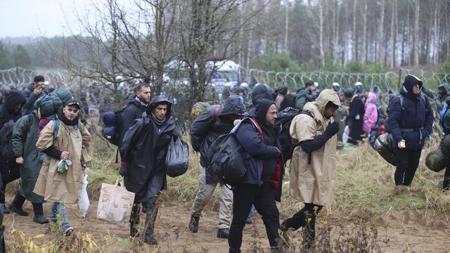 <span>Migran dari Timur Tengah dan tempat lain berkumpul di perbatasan Belarus-Polandia dekat Grodno, Belarus, Senin (8/11/2021). Polandia meningkatkan keamanan di perbatasannya dengan Belarus, di perbatasan timur Uni Eropa. (Leonid Shcheglov/BelTA via AP)</span>