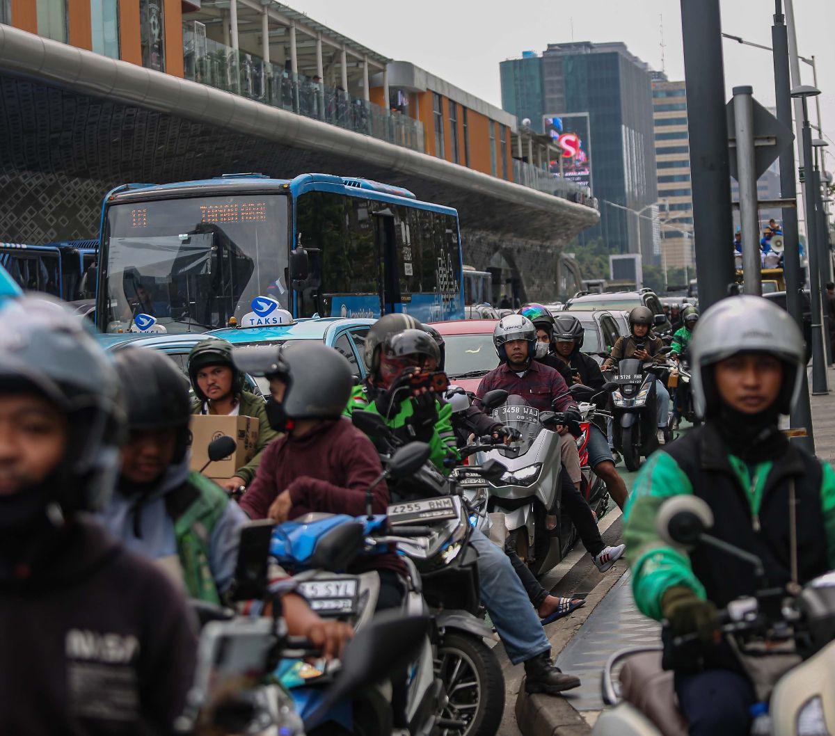Sejumlah pengendara terjebak kemacetan parah di kawasan Bundaran HI, Jakarta, Rabu (1/5/2024). Kemacetan parah ini terjadi ketika ribuan buruh menggelar aksi unjuk rasa memperingati May Day atau Hari Buruh Sedunia di sejumlah titik di Jakarta. Foto: Liput
