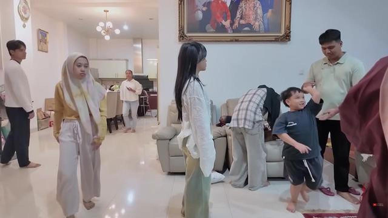 9 Potret Ruang TV Rumah Haji Faisal dan Mama Fuji, Nyaman untuk Kumpul Keluarga
