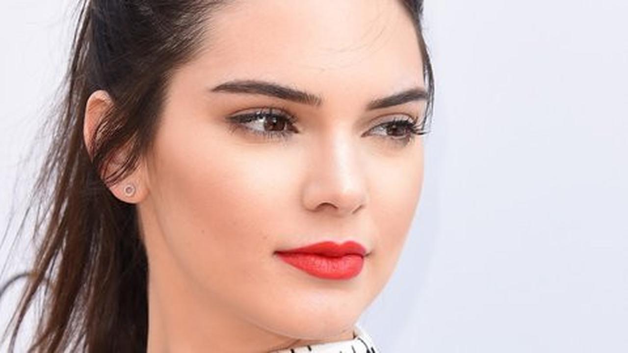 [Tutorial] Yuk, contek tampilan bibir seksi ala Kendall Jenner