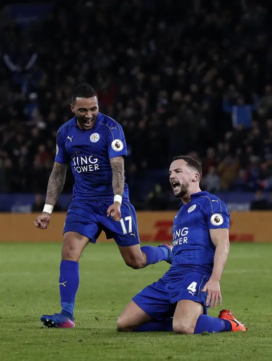 Gelandang Leicester City, Danny Drinkwater (kanan) melakukan selebrasi bersama rekannya Danny Simpson usai mencetak gol ke gawang Liverpool di Liga Inggris di stadion King Power, (28/2). Leicester menang 3-1 atas Liverpool. (AFP Photo / Adrian Dennis)