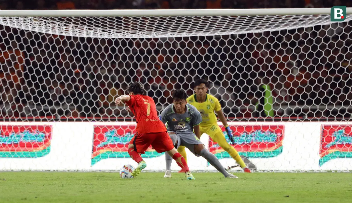<p>Pemain Persija Jakarta, Ryo Matsumura (kiri) berusaha mencetak gol yang dihalangi pemain Persebaya Surabaya, Kadek Raditya pada laga lanjutan pekan ke-5 BRI Liga 1 2023/2024 antara Persija Jakarta melawan Persebaya Surabaya di Stadion Utama Gelora Bung Karno (SUGBK), Senayan, Jakarta, Minggu (30/7/2023). (Bola.com/Ikhwan Yanuar)</p>