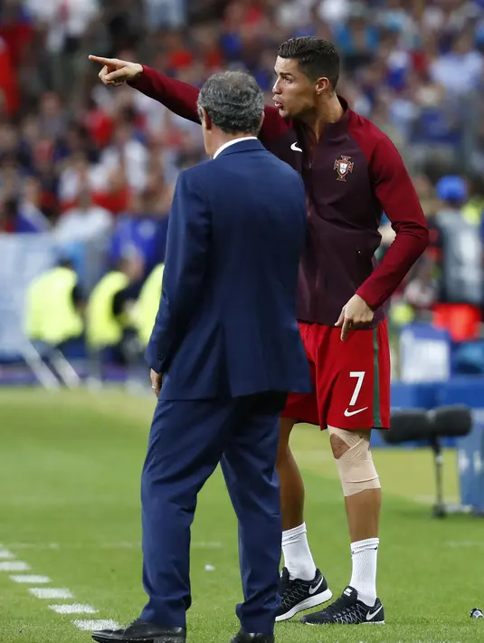Cristiano Ronaldo memberikan masukan kepada pelatih Portugal, Fernando Santos saat melawan Prancis pada Final Piala Eropa 2016 di Stade de France, Saint-Denis, Paris,(11/7/2016) dini hari WIB. (REUTERS/Kai Pfaffenbach)