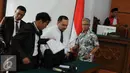 Buni Yani memasuki ruangan sebelum menjalani sidang praperadilan di Pengadilan Negeri Jakarta Selatan, Selasa (13/12). Pengacara Buni Yani menilai penangkapan dan penetapan status tersangka kepada Buni Yani menyalahi prosedur. (Liputan6.com/Helmi Affandi)