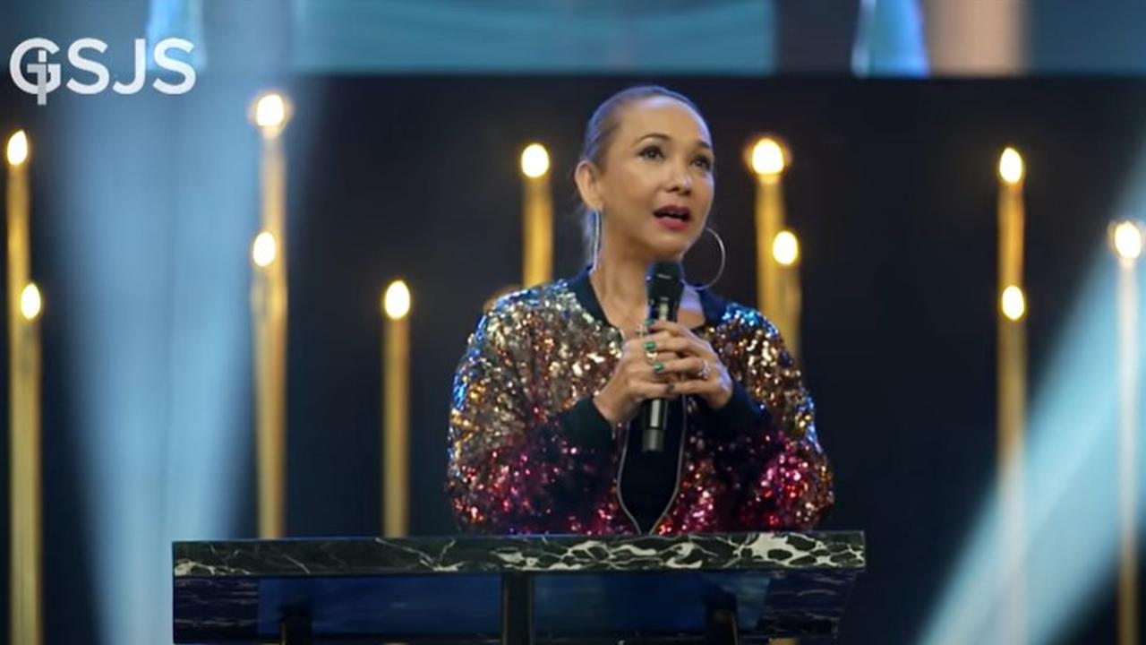 Kiki Fatmala memberi kesaksian dirinya memeluk agama Kristen (YouTube/ GerejaSatuJamSaja)