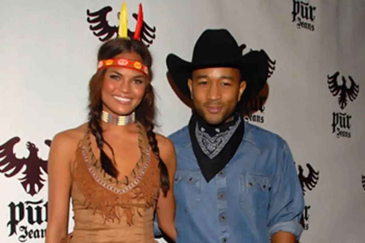Chrissy Teigen Pamerkan Foto Masa Kecil John Legend