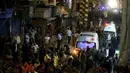 Mobil ambulans dan petugas berada di lokasi ledakan dua bom bunuh diri di Beirut, Lebanon, Kamis (12/11). Sedikitnya 37 orang tewas dan lebih dari 181 terluka dalam ledakan bom bunuh diri ini. (REUTERS / Khalil Hassan)