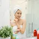 Seorang wanita menggunakan skincare untuk merawat wajah. (depositphotos.com/DragonImages)