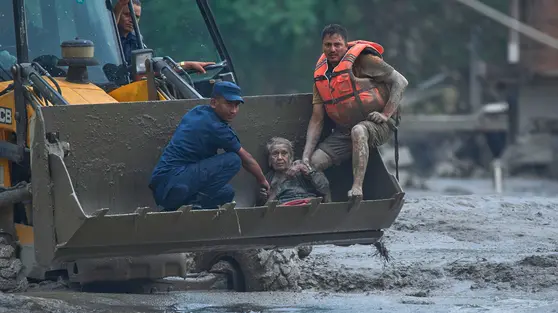 Banjir Bandang Nepal Tewaskan 95 Orang dan Ratusan Wisatawan Hilang