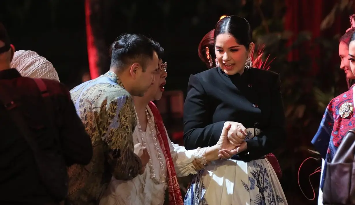 Busana ini merupakan hasil rancangan desainer Wilsen Willim, yang menggabungkan elemen modern dengan sentuhan tradisional khas Indonesia. [@annisayudhoyono].