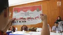 Anggota KPPS melakukan proses penghitungan suara Pilkada Jawa Barat 2018 di TPS 06 Nagrak, Gunung Putri, Bogor, Rabu (27/6). TPS tersebut menjadi tempat keluarga besar SBY menunaikan haknya pada Pilgub Jabar 2018. (Liputan6.com/Herman Zakharia)