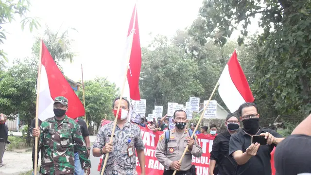 Warga Geruduk Balai Desa