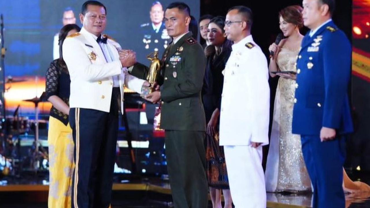 Dua prajurit Kostras meraih penghargaan Soedirman Awards 2023. Kedua prajurit tersebut meliputi Mayor Inf Sabar Marihot Simanjuntak dan Sertu Fadli Canu.<br>