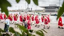 Santa claus mengikuti pawai yang merupakan bagian dari Kongres Dunia Sinterklas di Kopenhagen, Denmark, Senin (23/7). Kongres tersebut selalu diselenggarakan di musim panas saat para Sinterklas sedang libur. (Mads Claus Rasmussen/Ritzau Scanpix /AFP)