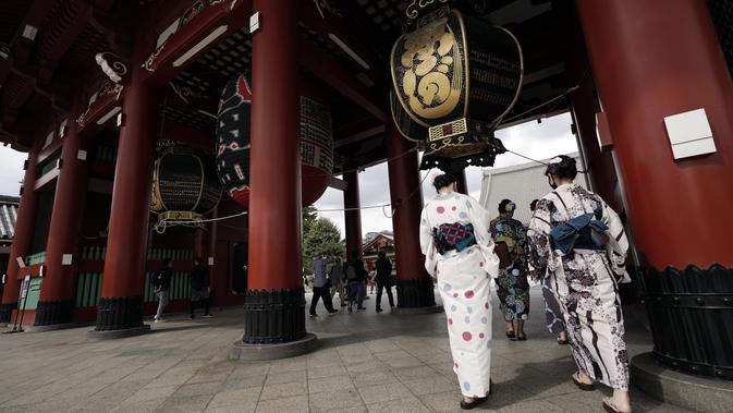 Pengunjung mengenakan kimono berjalan-jalan di distrik Asakusa di Tokyo, Selasa (29/9/2020). kota Jepang mengonfirmasi lebih dari 200 kasus virus corona pada hari Selasa. (AP Photo/Eugene Hoshiko)