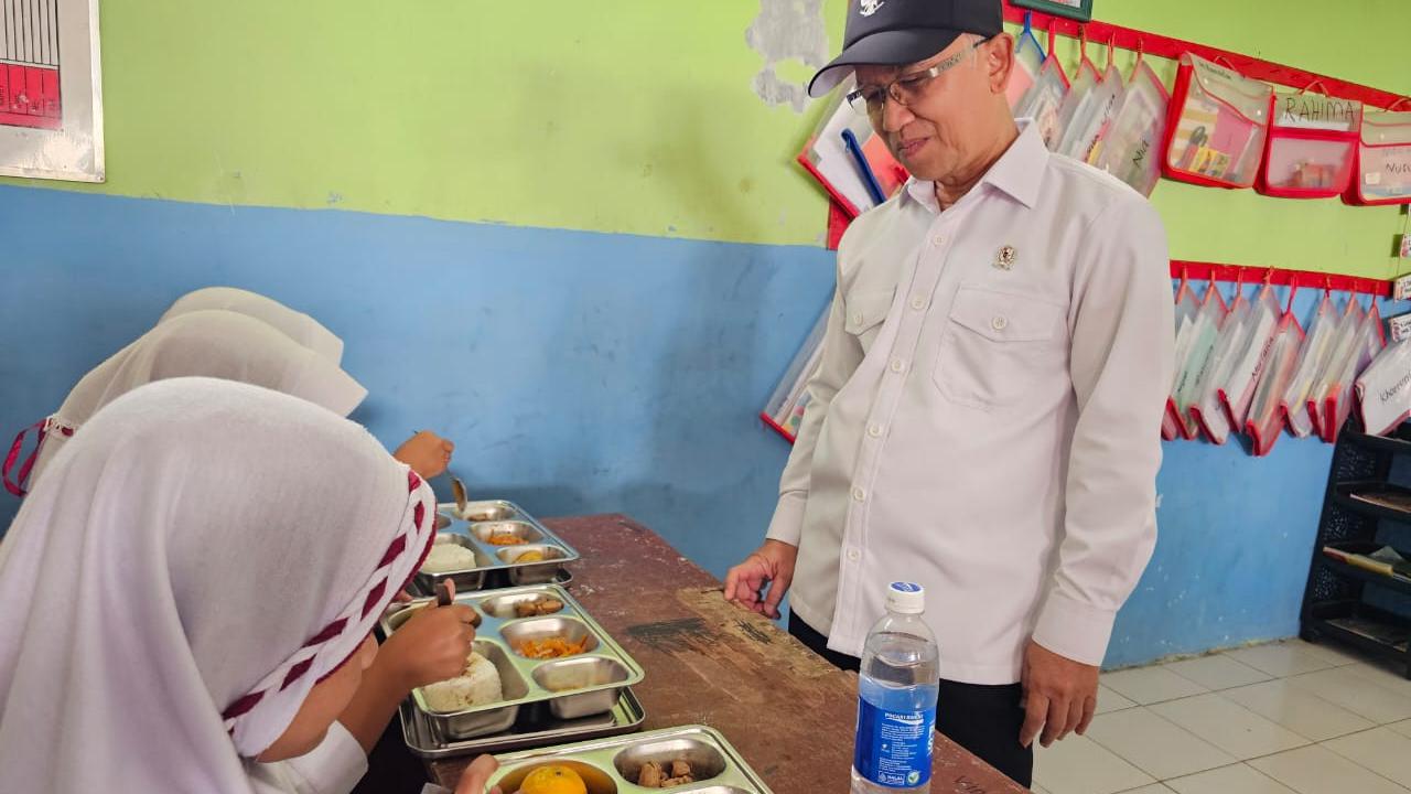 Wamen Dikdasmen Atip Latipulhayat meninjau langsung pelaksanaan Program Makan Bergizi Gratis (Program MBG) di wilayah Kabupaten Bogor, Jawa Barat (Jabar).
