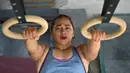 Gambar pada 21 Mei 2021 menunjukkan atlet angkat besi Olimpiade dari Filipina, Hidilyn Diaz mengikuti sesi latihan di Jasin di kota Malaka, Malaysia. Diaz (30) yang memenangkan perak di Rio 2016 lalu telah tertahan di Malaysia sejak Februari 2020 karena pandemi virus corona (Mohd RASFAN/AFP)