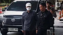 Rohidin Mersyah tiba sekitar pukul 14.30 WIB setelah terjaring dalam Operasi Tangkap Tangan (OTT) KPK pada Sabtu (23/11/2024). (Liputan6.com/Angga Yuniar)