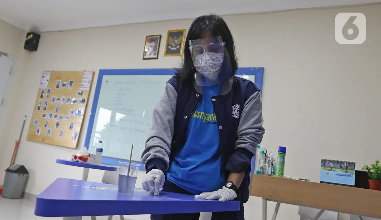 Mahasiswa  inklusif atau berkebutuhan khusus menjalani aktivitas terapi di lembaga pendidikan dan keterampilan "Kampusnya Manusia",  Bekasi, Jawa Barat, Kamis (13/8/2020). Terapi yang diberikan diantaranya terapi membatik dan bermain musik. (Liputan6.com/Herman Zakharia)