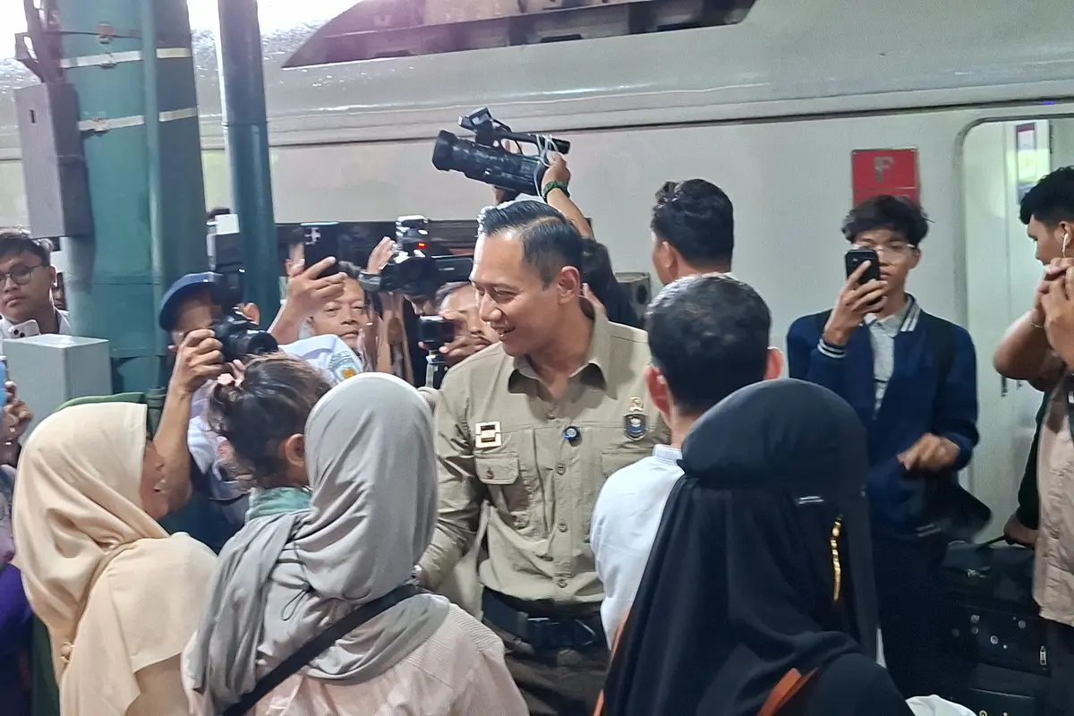 Menko Bidang Infrastruktur dan Pembangunan Kewilayahan, Agus Harimurti Yudhoyono (AHY) meninjau Stasiun Gambir, Jakarta, Selasa (23/12/2025). (Foto: Liputan6.com/Arief RH)