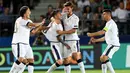 Para pemain Italia merayakan gol yang dicetak Federico Bernardeschi ke gawang Spanyol pada laga semifinal Piala Eropa U-21 di Stadion Miejski, Polandia, Selasa (27/6/2017). Spanyol menang 3-1 atas Italia. (AFP/Janek Skarzynski)