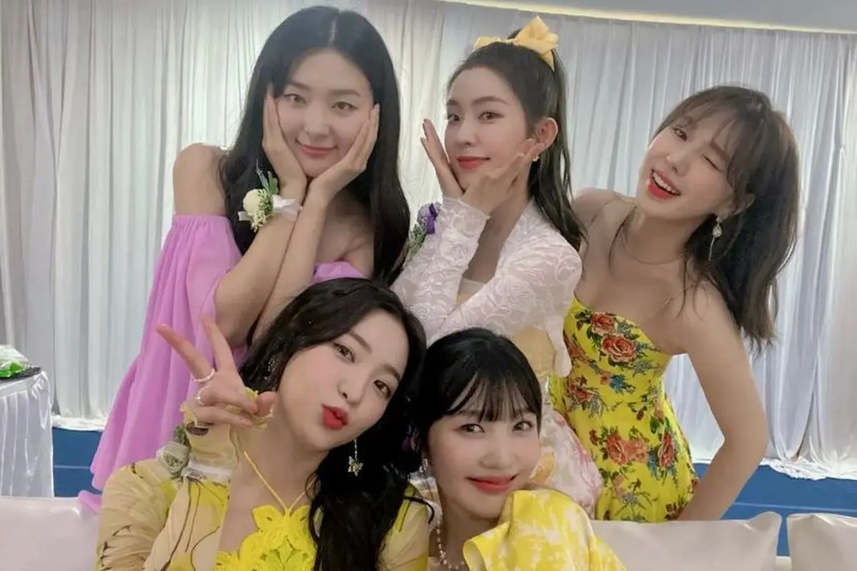 Potret Red Velvet Tampil dengan Busana Feminim di Indonesia