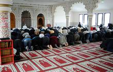 Pria Muslim Tewas Ditikam Bertubi-tubi Sampai 50 Kali Saat Salat di Masjid Prancis