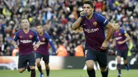 Striker Barcelona, Luis Suarez, merayakan gol yang dicetaknya ke gawang Real Madrid pada laga La Liga Spanyol di Stadion Camp Nou, Barcelona, Minggu (28/10). Barcelona menang 5-1 atas Madrid. (AFP/Josep Lago)