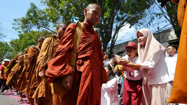 Masyarakat Banyuwangi menyambut antusias kedatangan biksu Thudong.