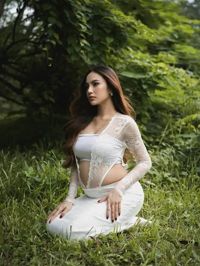 Pesona Mahalini Umumkan Kehamilan, Tampil Memesona dengan Busana Serba Putih dalam Maternity Shoot Bersama Rizky Febian