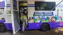 Warga usai melakukan pemeriksaan hewan peliharan pada mobil Klinik Hewan Keliling di halaman Kantor Kelurahan Srengseng sawah, Jakarta Selatan, Rabu, 15/ Juli 2026. (KLY/ Arie Basuki)