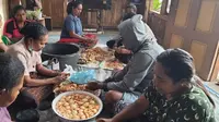 kelompok ibu-ibu Dasawisma Teratai di Kampung Wisata Pajoreja Desa Ululoga, Kabupaten Nagekeo, NTT, sedang mengolah buah pala, menjadi sirup dan manisan pala. (Foto Istimewa)