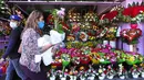 Bunga dipajang untuk dijual di distrik bunga jelang Hari Valentine di tengah pandemi COVID-19 di Los Angeles, California (12/2/2021).  Jumlah kematian akibat virus corona di AS lebih dari 450.000.  (Mario Tama/Getty Images/AFP)