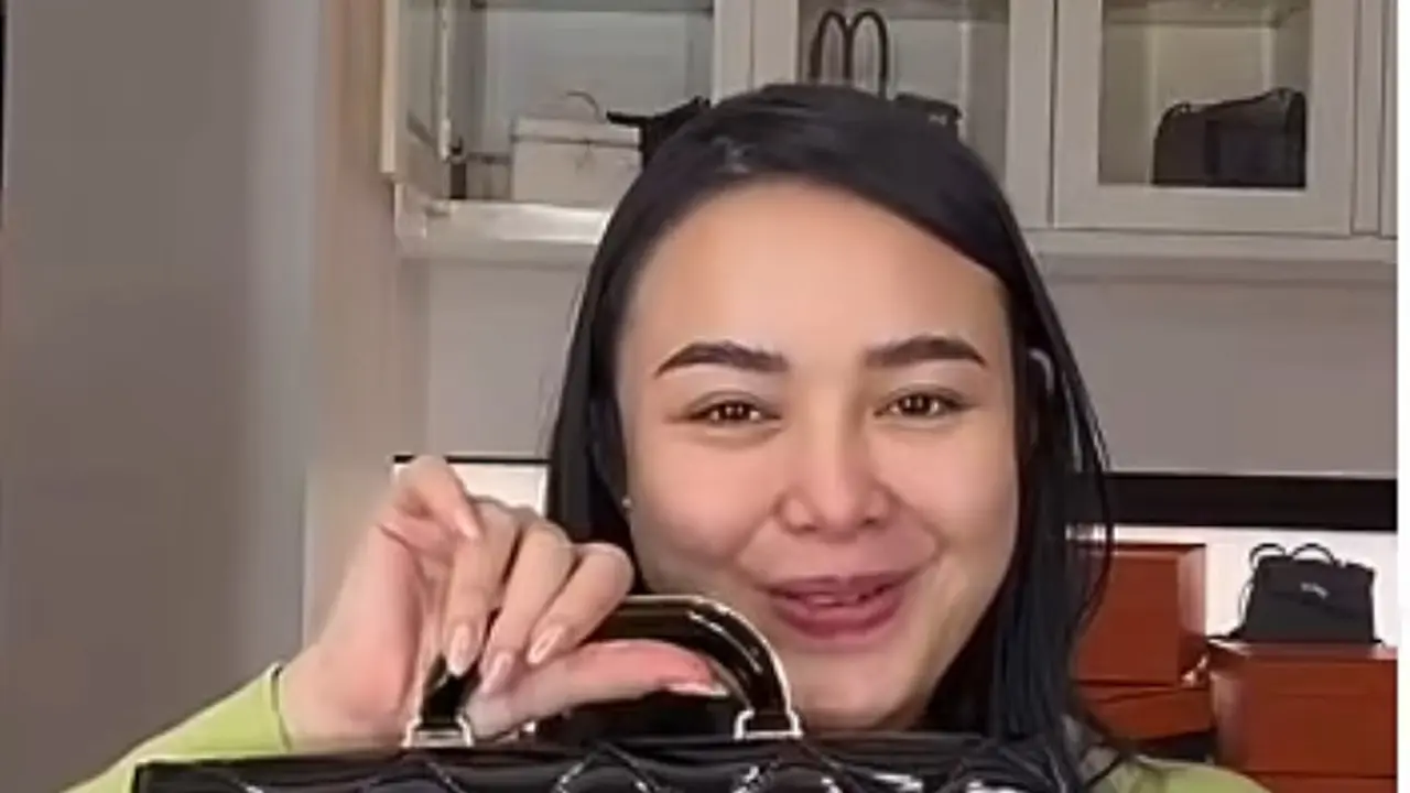 Amanda Manopo Tunjukan Beberapa Tas Branded yang Dibeli di Eropa salah satunya Chanel. [Dok. TikTok Amanda Manopo]