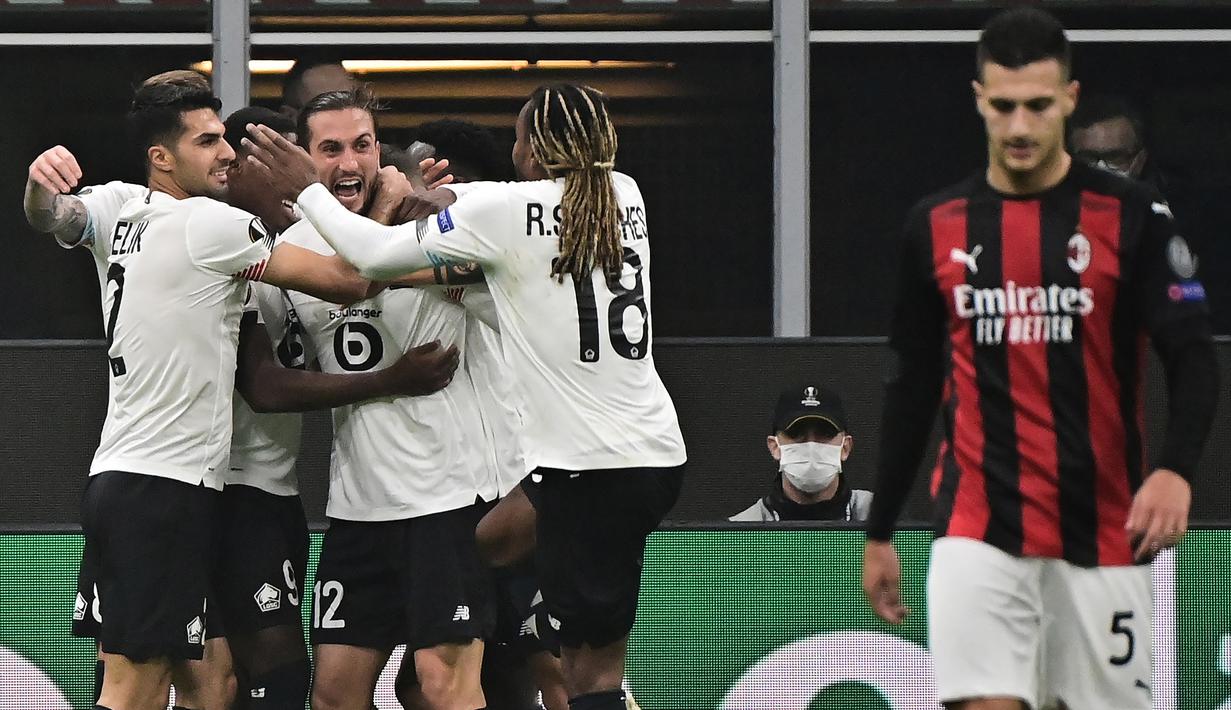 Pemain Lille merayakan gol yang dicetak Yusuf Yazici ke gawang AC Milan pada laga lanjutan Liga Europa 2020/2021 di Stadion San Siro, Jumat (6/11/2020) dini hari WIB. AC Milan kalah 0-3 oleh Lille. (AFP/Miguel Medina)