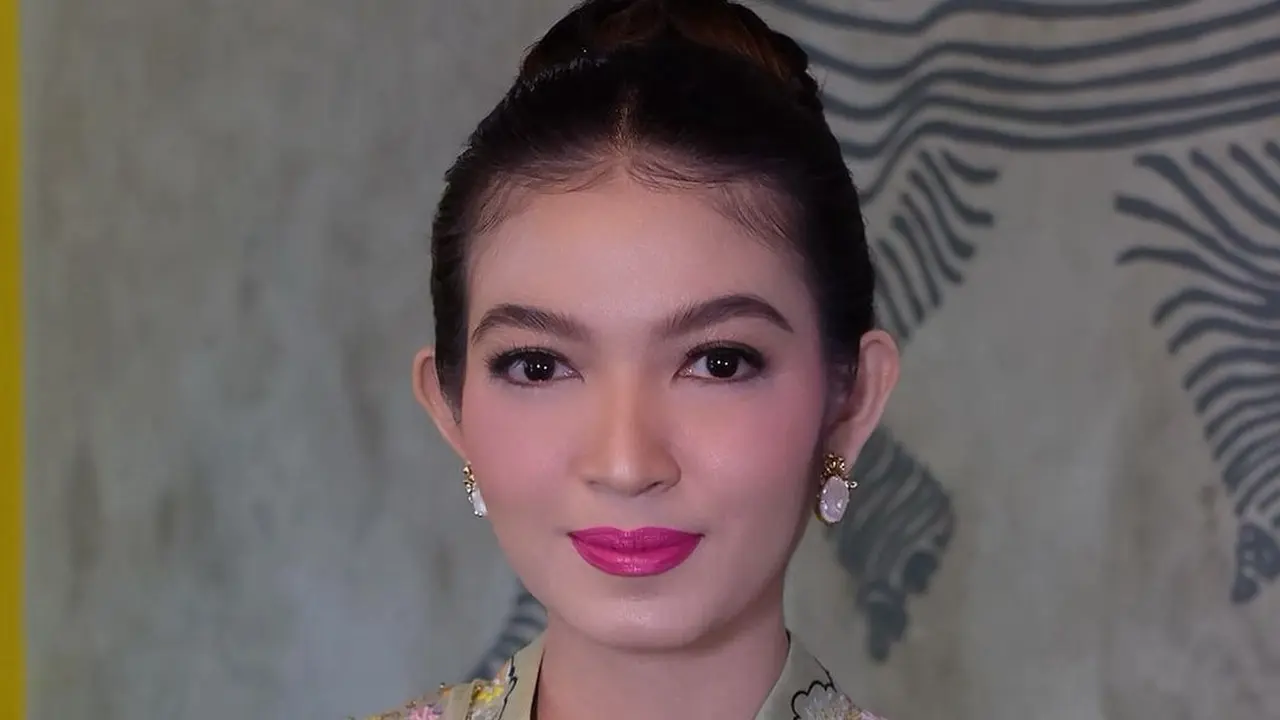 6 Pesona Elegan Selvi Ananda Dibalut Kebaya dan Batik saat Hadiri HUT ke-44 Dekranas di Solo